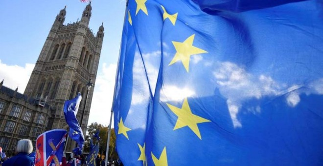 Manifestación en contra del brexit ante el Parlamento británico. (TOBY MELVILLE)