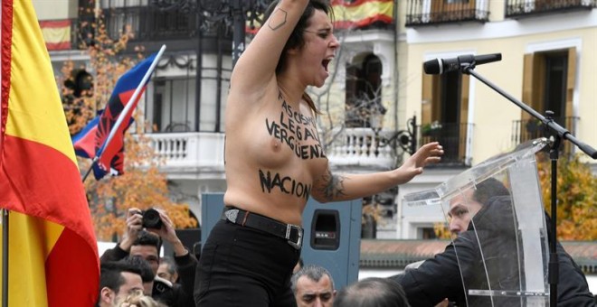 Activistas de Femen irrumpen en un acto de Falange convocado con motivo del 20N./EFE/Víctor Lerena