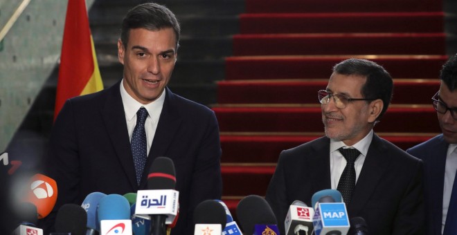 El presidente del Gobierno español, Pedro Sánchez, y el primer ministro marroquí, Saadedín Al Othmani, durante la rueda de prensa conjunta que ofrecieron en Rabat tras la reunión mantenida por ambos mandatarios. EFE/Ballesteros