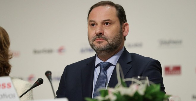 El ministro de Fomento, José Luis Ábalos, durante su intervención en un desayuno informativo, en el Casino de Madrid, Madrid.EFE/ Zipi