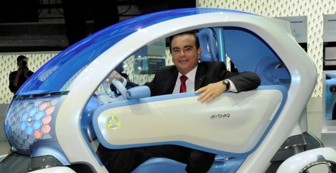Foto de archivo del entonces presidente ejecutivo de Renault, Carlos Ghosn, durante la presentación del modelo eléctrico Renault Twizzy en el ámbito del Salón Internacional del Motor en Fráncfort (Alemania) en septiembre de 2009. EFE/Mauritz Antin