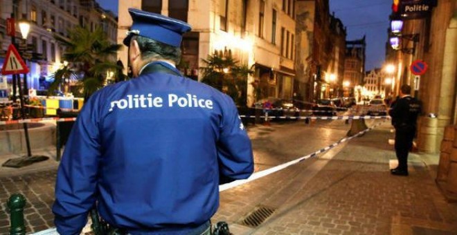 Un policía monta guardia frente a una comisaría en Bruselas / EFE