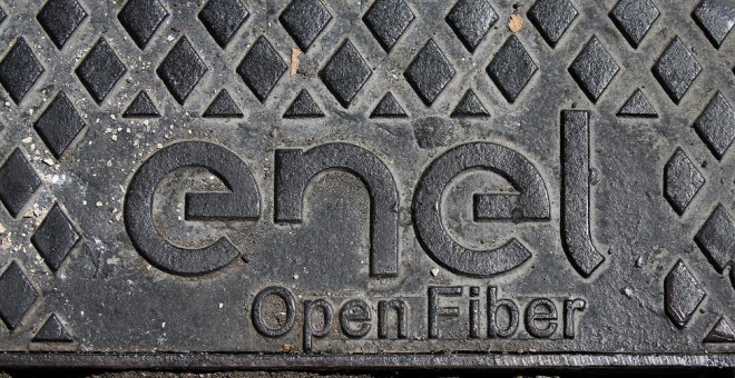 El logo de Enel Group en una tapa en una calle de Perugia. REUTERS/Alessandro Bianchi