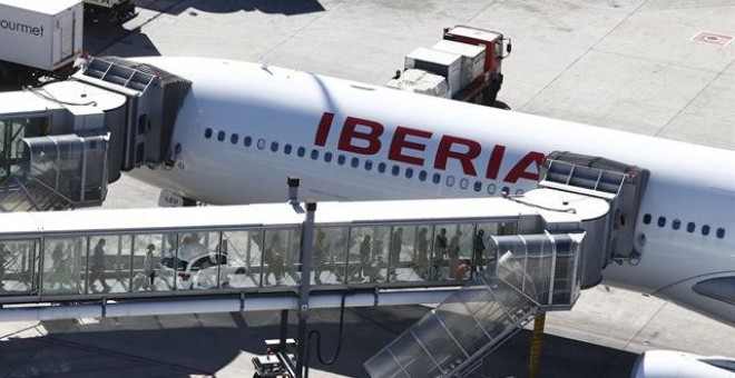 Los pasajeros embarcan en un avión de Iberia en Barajas. EUROPA PRESS/Archivo