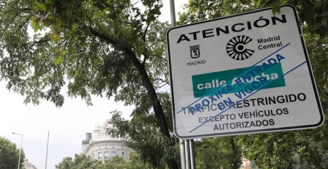 Vista de una señal vertical situada en la calle Atocha para advertir de la llegada de Madrid Central/ EFE