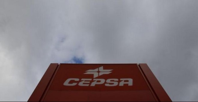 El logo de Cepsa en una gasolinera en Madrid. REUTERS/Sergio Pérez