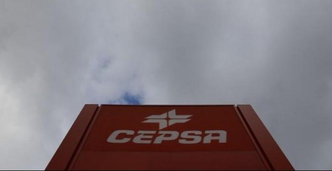 El logo de Cepsa en una gasolinera en Madrid. REUTERS/Sergio Pérez