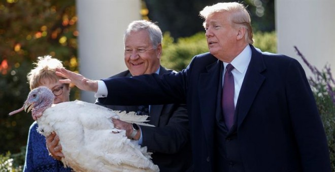 20/11/2018.- El presidente estadounidense, Donald Trump (d), y el presidente de la Federación Nacional del Pavo, Jeff Sveen (c), participan en el acto de perdón por Acción de Gracias en la Casa Blanca de Washington, (EE.UU.), hoy, 20 de noviembre del 2018