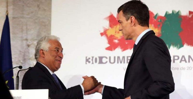 El presidente del Gobierno español, Pedro Sánchez y el primer ministro portugués, Antonio Costa, se saludan en el marco de la XXX Cumbre Hispano-Portuguesa celebrada en Valladolid. (KIKO HUESCA | EFE)