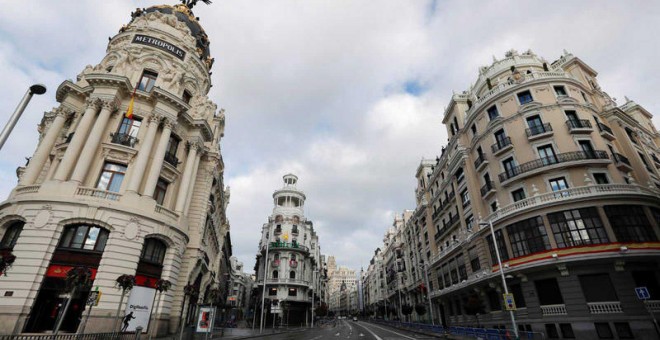 Confluencia de la Calle Gran Vía con la calle de Alcalá de Madrid, vacía de tráfico/ EFE