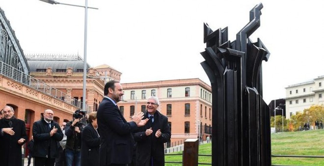 l ministro de Fomento, José Luis Ábalos,iz., acompañado por el presidente de Renfe, Isaías Táboas,d., durante el descubrimiento de una placa conmemorativa el acto celebrado hoy en la estación de Atocha o en memoria de los ferroviarios afectados por los pr