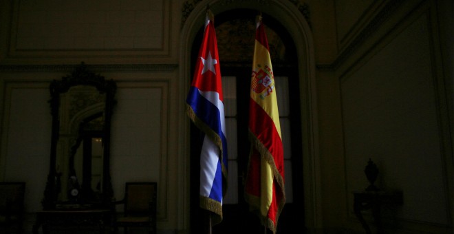 Las banderas de España y de Cuba en la entrada del Ministerio de Asuntos Exteriores de La Habana. REUTERS/Alexandre Meneghini