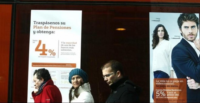 Un anuncio de planes de pensiones en una oficina de Bankinter. E.P.