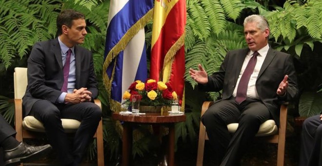 El presidente cubano Miguel Díaz-Canel (d) y el presidente del Gobierno español, Pedro Sánchez, durante la reunión bilateral celebrada en el Palacio de la Revolución, en La Habana. /EFE