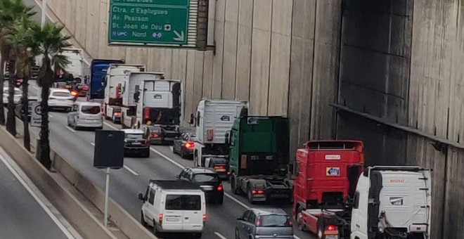 Cientos de camiones en su marcha lenta por la Ronda Litoral de Barcelona.@skalistrao