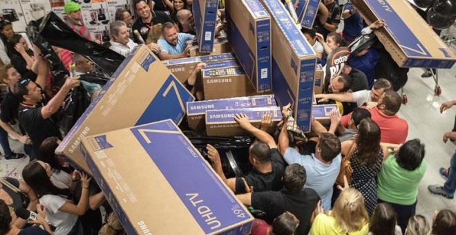 Decenas de personas compran televisores hoy, en un supermercado de la ciudad de Sao Paulo (Brasil), durante una campaña de descuentos previa al denominado 'Black Friday' (Viernes Negro). El 91 % de los brasileños manifestaron que pretenden hacer alguna co