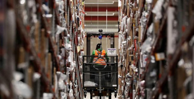 Un empleado de la multinacional estadounidense del comercio electrónico Amazon trabaja en un centro de distribución de Werne, en Alemania, hoy, 22 de noviembre de 2018. El comercio afrontará mañana la jornada central de la campaña de descuentos del 'Black