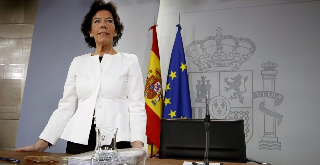 La ministra de Educación y portavoz del ejecutivo, Isabel Celaá, al inicio de la rueda de prensa posterior al Consejo de Ministros, en el Palacio de la Moncloa. EFE/JAVIER LIZÓN