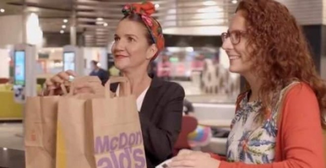La chef Samantha Vallejo-Nájera y la dietista-nutricionista Teresa Valero, en una imagen del vídeo promocional retirado por McDonalds