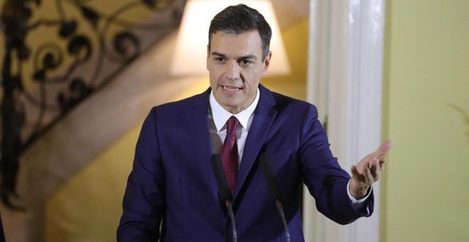 23/11/2018.- El presidente del Gobierno de España, Pedro Sánchez, habla ante los medios de comunicación en la Residencia del Embajador, hoy en La Habana (Cuba). Sánchez se encuentra en una visita oficial de dos días a la Isla. EFE/Juanjo Martín