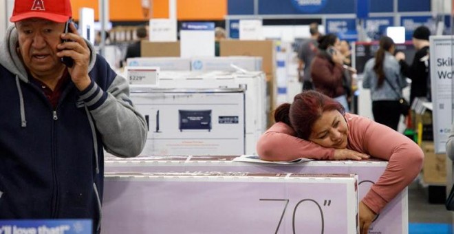 Compradores observan ofertas de televisores y otros aparatos electrónicos en la tienda Best Buy durante el 'Black Friday' en Costa Mesa, California (EE.UU), hoy, 23 de noviembre de 2018. El 'Black Friday', que se celebra un día después del Día de Acción d