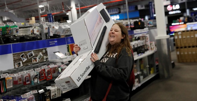 Una mujer, visiblemente cargada, durante el Black Friday en Nueva York. REUTERS/Shannon Stapleton