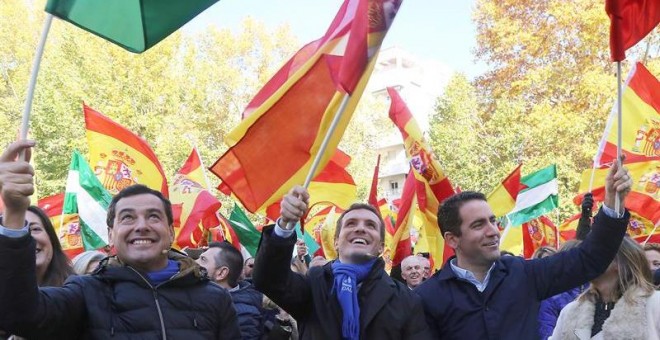 El presidente del Partido Popular, Pablo Casado (C), el Secretario del PP, Teodoro García (I), y el candidato a la presidencia de la Junta de Andalucía Juanma Moreno (i), en el mitin del Partido Popular a una semana de las elecciones, esta mañana en Grana