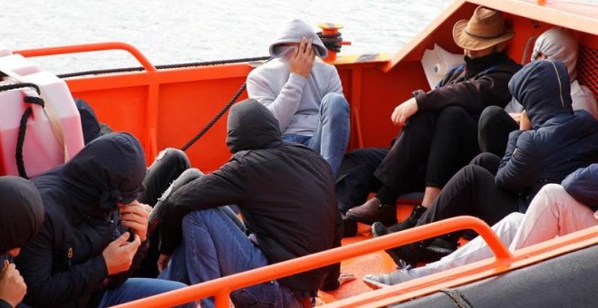 Un grupo de migrantes, a bordo de la embarcación de Salvamento Marítimo tras ser rescatadas de una patera en aguas próximas a Melilla.- EFE