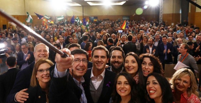 El equipo de Ciudadanos se hace un selfie tras el mitin central en Málaga. Fuente: C's-Twitter.