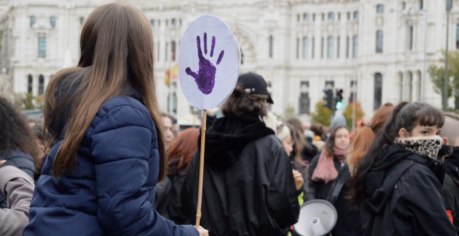 Una niña observa de la concentración feminista en el centro de Madrid - Arancha Ríos