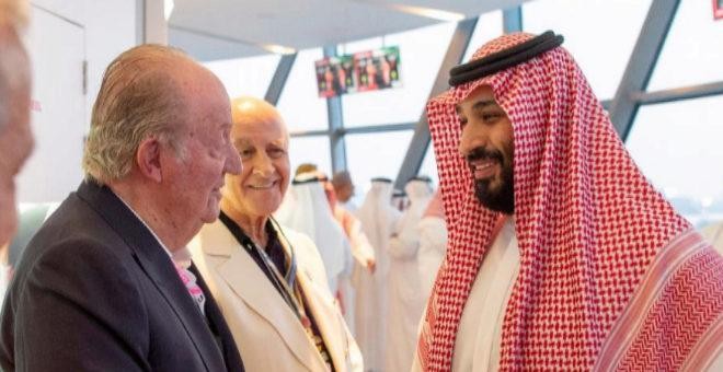 El rey Juan Carlos saluda al príncipe heredero de Arabia Saudi, Mohamen bin Salman, durante el Gran Premio de Abu Dabi de Fórmula 1.- REUTERS
