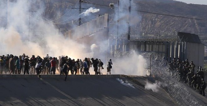 25/11/2018.- Vista de gases lacrimógenos que la policía fronteriza utiliza para evitar que grupos de personas crucen hoy, la garita El Chaparral, de la ciudad de Tijuana, en el estado de Baja California (México). Un grupo de migrantes de la caravana de ce