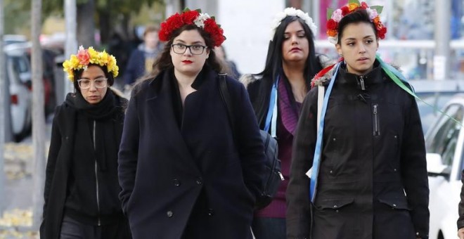 Absueltas las dos activistas de Femen que se encadenaron al altar de la Almudena | EFE