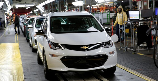 La cadena de ensamblaje del Chevrolet Bolt EV eléctrico en la planta de General Motors en Lake Orion (Michigan). /REUTERS