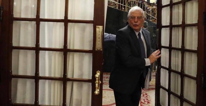 El ministro de Asuntos Exteriores, Josep Borrell, abandona el hemiciclo del Congreso./EFE