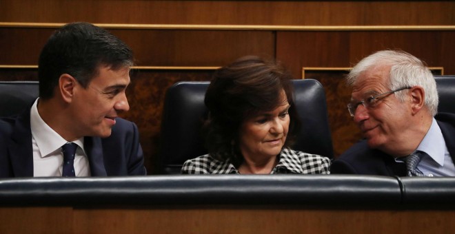 El presidente del Gobierno, Pedro Sanchez, con la vicepresidenta Carmen Calvo y el ministro de Asuntos Exteriores, Josep Borrell, en el Congreso de los Diputados. REUTERS/Susana Vera