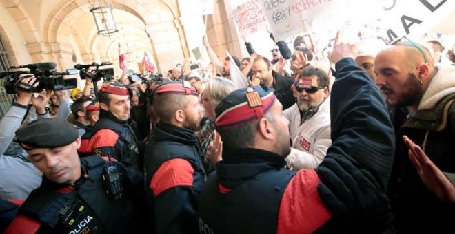 Mossos d'Esquadra tratan de impedir que los médicos de atención primaria que se concentran ante el Parlament, convocados por Médicos de Cataluña (MC), en la tercera jornada de huelga para exigir mejoras asistenciales y laborales en el sistema de salud, en