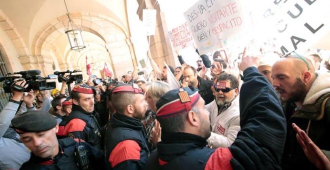 Cientos de médicos en huelga han acudido al Parlament, donde los Mossos han cargado contra ellos | Marta Pérez / EFE