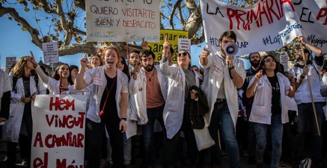 Los médicos se manifiestan en Barcelona contra los recortes. EUROPA PRESS