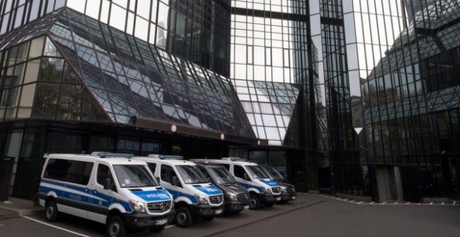 Vehículos de la policía estacionados en la sede de Deutsche Bank en Frankfurt en el registro por sospechas de lavado de dinero (29 de noviembre de 2018) | AFP