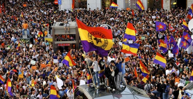 Cientos de banderas republicanas durante las protestas tras la abdicación de Juan Carlos I