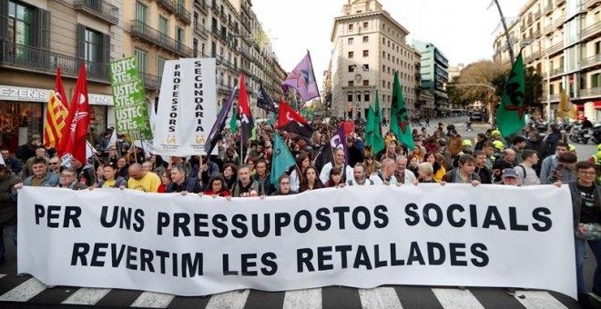 Miles de trabajadores públicos de la Generalitat -médicos y personal sanitario, profesores, bomberos y asistentes sociales, entre otros-, y estudiantes universitarios y de secundaria se manifiestan en Barcelona/. EFE