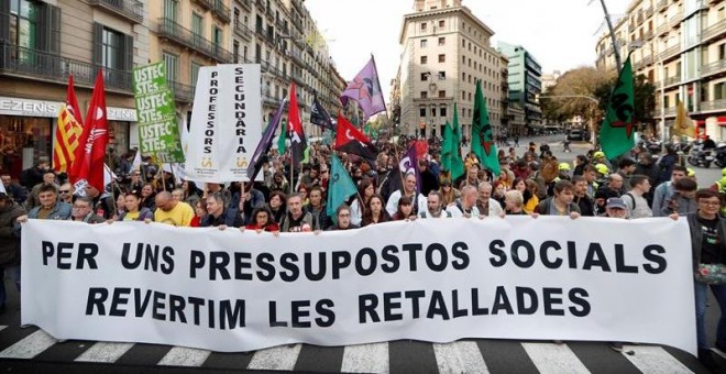 Milers de persones s'han mobilitzat aquest dijous a Barcelona contra les retallades. EFE / ALEJANDRO GARCÍA.