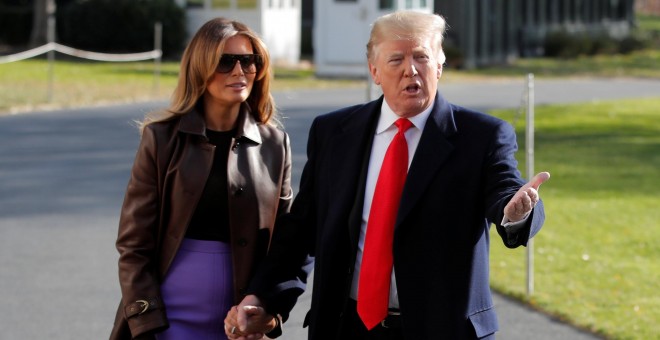 Donald Trump y su esposa antes de partir hacia Argentina para asistir a la cumbre del G20. /REUTERS