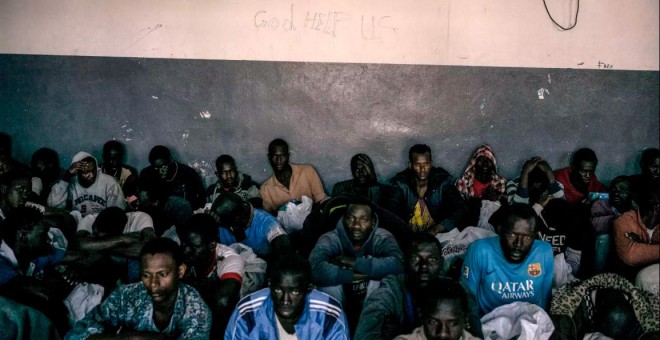 Varios migrantes subsaharianos en un centro de detención oficial libio, donde prestó asistencia sanitaria la ONG Médicos Sin Fronteras.- MSF/Archivo