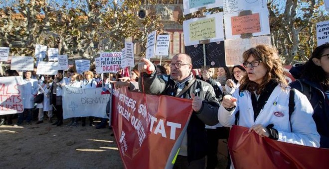 Decenas de médicos de atención primaria se concentran ante el Parlament en protesta por los recortes de los últimos años. (MARTA PÉREZ | EFE)