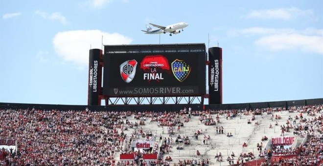 Un avión pasa sobre la pantalla del estadio Monumental hoy antes del partido que se debía haber jugado en Buenos Aires el pasado 24 de noviembre. - EFE