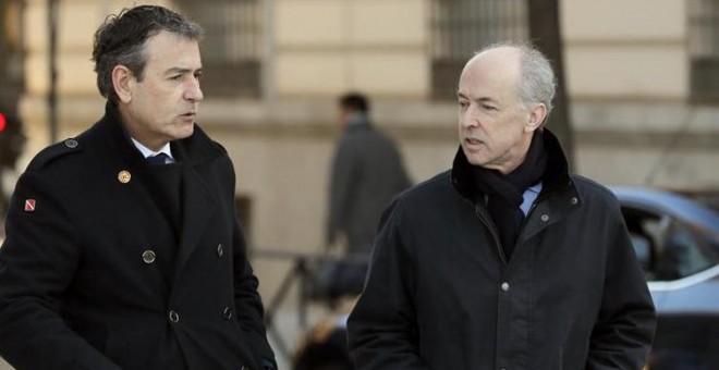 Felipe Benjumea, expresidente de Abengoa (d.) junto con su abogado, en una comparecencia en la Audiencia Nacional. EFE