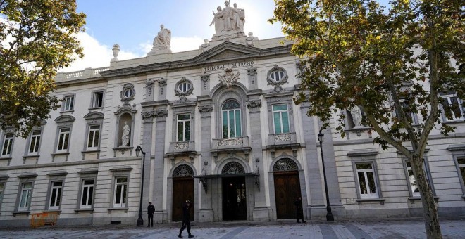 Un agente de policía frente al Tribunal Supremo en Madrid. /  REUTERS -JUAN MEDINA