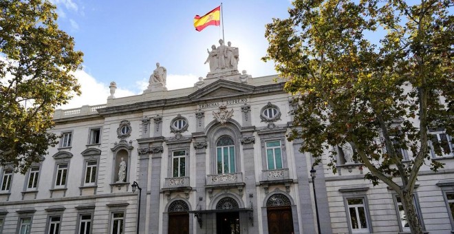 Un agente de policía frente al Tribunal Supremo en Madrid. /  REUTERS -JUAN MEDINA